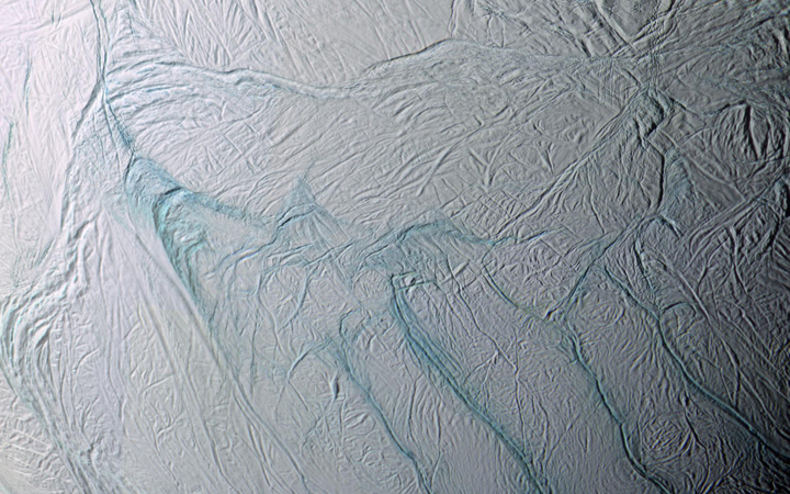 Sempre più certe le condizioni per la vita nell’oceano di Encelado